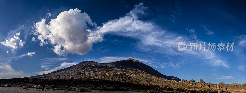 El Teide火山，Pico Viejo和Roques de garcia，从西班牙加那利群岛特内里费Teide国家公园的Llano de Ucanca俯瞰